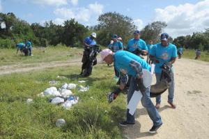 Instituciones se unen en jornada de limpieza en playa Boca Chica