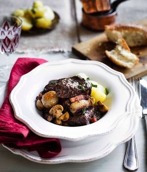 El "boeuf bourguignon", elegido por los franceses como lo mejor de su cocina