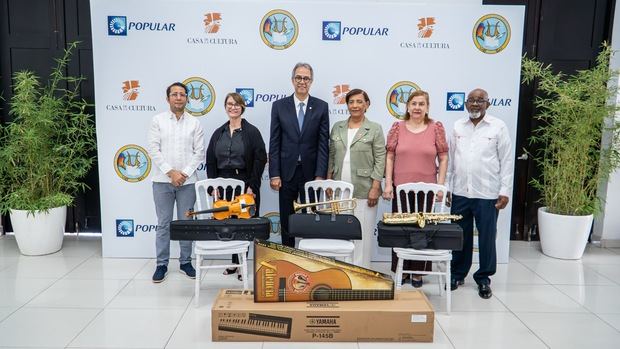 Representantes de la Casa de la Cultura, la Sociedad La Progresista, la
Academia de Música y la Escuela de Bellas Artes de la provincia La Vega durante la entrega de
los instrumentos musicales.