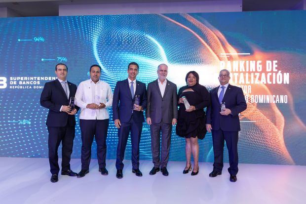 Desde la izquierda, los señores Carlos Peña, Jorge Luis Arias, Francisco Ramírez, Alejandro Fernández W., Giselle Moreno e Isael Peña.