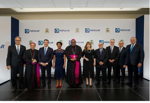 Desde la izquierda, los señores José Mármol, Santiago Rodríguez Rodríguez, Christopher Paniagua, Daysi De Óleo, Jesús Castro Marte, Antonia Antón de Hernández, Manuel E. Jiménez F., René Grullón Finet, Juan Lehoux y Luis E. Espínola