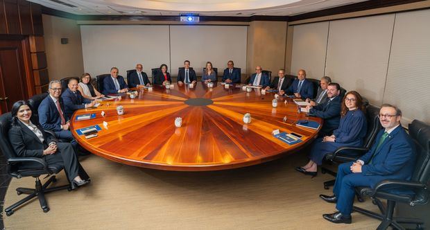 De izquierda a derecha, los señores Mariel Bera, José Mármol, Alberto Caminero,
Almudena Casado, Luis Mejía Oviedo, Persio Maldonado, Nuria Piera, Miguel Franjul, Nelson
Marrero, Fausto Rosario, Jairon Severino, Adalberto Grullón, Dionisio Soldevila, Lissette de
Jesús y Esteban Martínez-Murga.