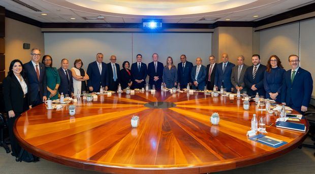 De izquierda a derecha, los señores Mariel Bera, José Mármol, Dilenni Bonilla,
Alberto Caminero, Almudena Casado, Luis Mejía Oviedo, Persio Maldonado, Alba Nely
Familia, Christopher Paniagua, Manuel A. Grullón, Nuria Piera, Miguel Franjul, Nelson
Marrero, Fausto Rosario, Jairon Severino, Adalberto Grullón, Dionisio Soldevila, Lissette de
Jesús y Esteban Martínez-Murga.