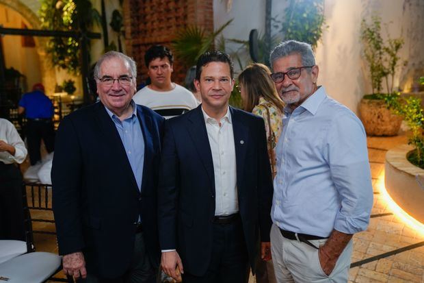 De izquierda a derecha, los señores Manuel García Arévalo, Edwin Espinal Hernández y Domingo Abreu Collado.