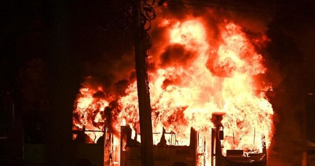 Bolsonaristas incendian vehículos y causan disturbios en Brasilia