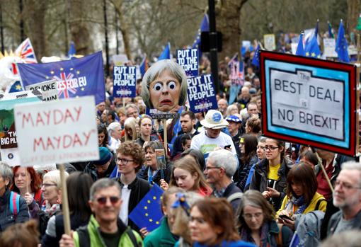 Cientos de miles de británicos se manifiestan por un segundo referéndum sobre el Brexit