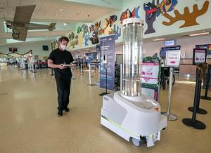 Un aeropuerto en EE.UU. estrena robot de desinfección contra la Covid-19