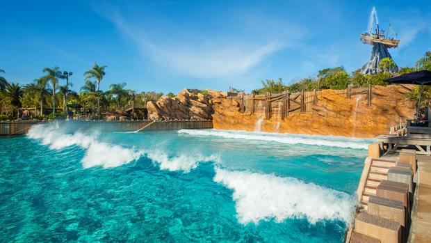 Fotografía cedida por Disney World que muestra la atracción Surf Pool dentro del parque Typhoon Lagoon, en Orlando, EE.UU.