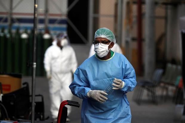 Un médico trabaja en el centro de triaje del Hospital Escuela Universitario donde atienden pacientes con coronavirus en Tegucigalpa (Honduras). 