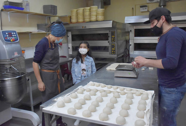 La niña boliviana Renata Cabrera de 8 años, realiza un recorrido por el restaurante Gustu a cargo de Marsia Taha (i), recientemente galardonada como la chef femenina revelación de América Latina por la lista de los 50 Best Restaurants, hoy en La Paz, Bolivia.