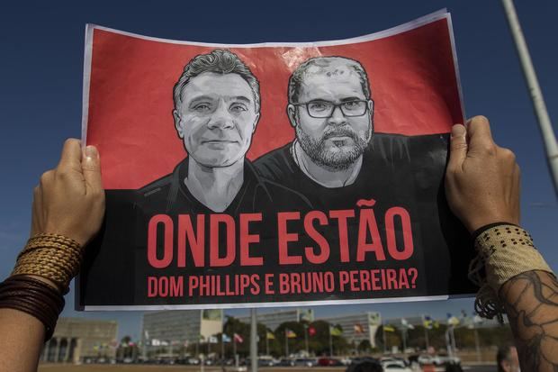 Empleados de la Fundación Nacional del Indio (Funai) participan hoy en una protesta para rechazar las declaraciones del presidente de la Funai, Marcelo Augusto Xavier da Silva, sobre las desapariciones del periodista británico Dom Phillips (i-cartel), colaborador del diario The Guardian.