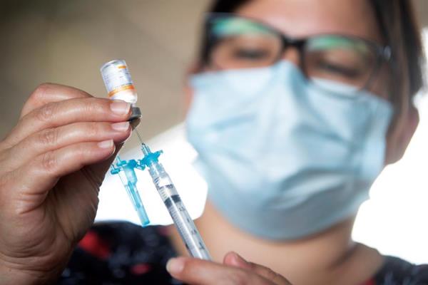 Mientras, la campaña de vacunación continúa en Brasil, donde ya han recibido la primera dosis de alguno de los inmunizantes autorizados casi 3,6 millones de personas.