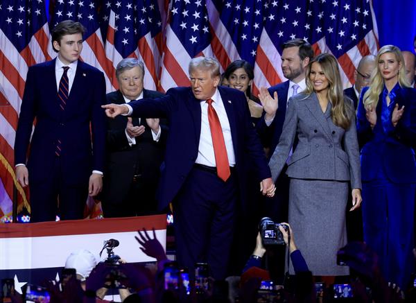 Donald Trump (c), junto a su esposa, Melania Trump (d), y su hijo Barron Trump (i), se proclama vencedor de las elecciones presidenciales de EE.UU. ante sus seguidores en el centro de Convenciones de Palm Beach en Florida. 
