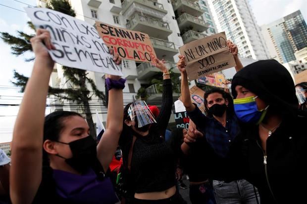 Manifestantes protestan este jueves, frente a la sede de la Secretaría Nacional de Niñez, Adolescencia y Familia (Senniaf), contra los casos de abuso a menores ocurridos en albergues de dicha institución, en Ciudad Panamá.