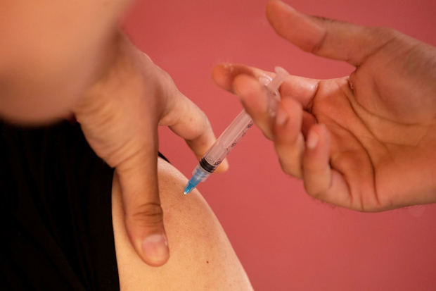 Un hombre recibe una dosis de la vacuna china Sinovac contra la covid-19 el 22 de abril de 2021 en un centro de vacunación de Santiago, Chile.