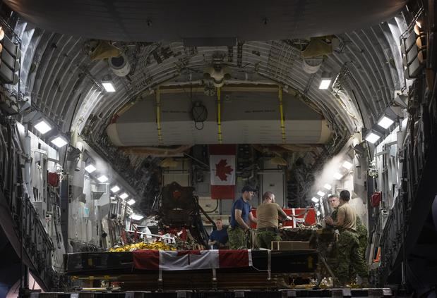 Tripulantes del avión militar procedente de Canadá, proceden a descargar parte de la ayuda para el rescate de los dos trabajadores atrapados desde hace una semana en la mina de Cerro de Maimón, hoy en Santo Domingo, República Dominicana.