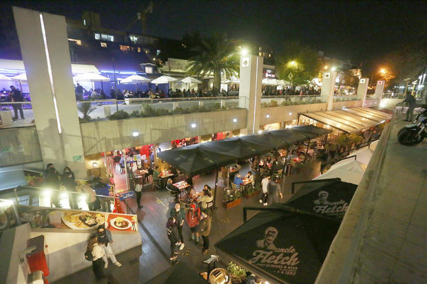 Personas son vistas hoy en restaurantes tras el fin del toque de queda, en Santiago, Chile.