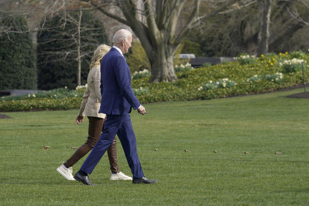El presidente estadounidense Joe Biden (d) y la primera dama Jill Biden caminan por el Jardín Sur de la Casa Blanca antes de embarcar en el Marine One para partir hacia Ottawa, Canadá, en Washington, DC.