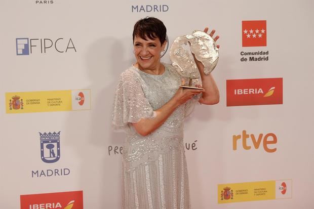 La actriz Blanca Portillo recibe el Premio Forqué a Mejor Interpretación Femenina en cine, por su papel en 'Maixabel', durante la gala de entrega de los Premios Forqué, en su vigésimo séptima edición en el Palacio Municipal de Ifema, en Madrid.