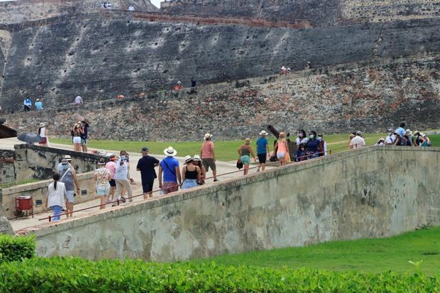 Turistas que arribaron a Cartagena en el crucero Star Breeze de la línea Windstar Cruise, visitan la ciudad amurallada hoy, en Cartagena, Colombia.
