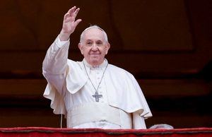El papa lamenta en mensaje de Navidad que las tragedias "se pasen por alto"