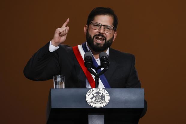 El presidente de Chile, Gabriel Boric, ofrece su primer tras asumir la presidencia junto a la primera dama, Irina Karamanos, hoy, en Santiago, Chile.