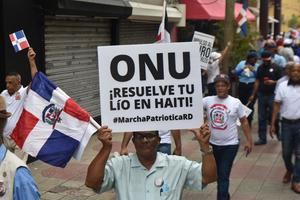 Ciudadanos dominicanos marchan para reclamar a la comunidad internacional que actúe ante la crisis sociopolítica y de violencia que padece el vecino Haití, hoy, en Santo Domingo, República Dominicana.