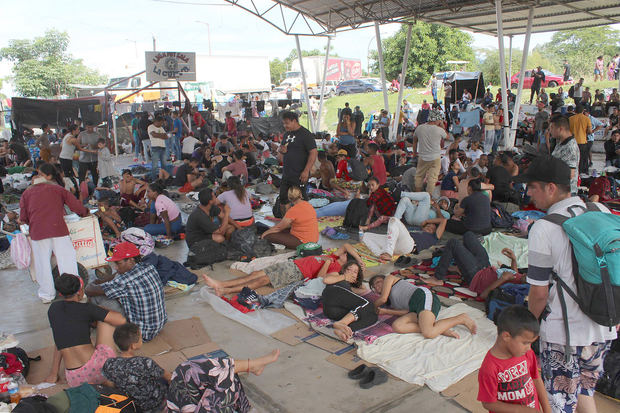 Vista de migrantes centroamericanos mientras descansan en un deportivo a la espera de regularizar su situación migratoria en las instalaciones del Instituto Nacional de Migración (INM), hoy en la ciudad de Huixtla en el estado de Chiapas, México.