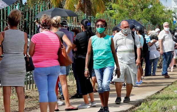 Personas con tapabocas hacen filas, este lunes en La Habana, Cuba.