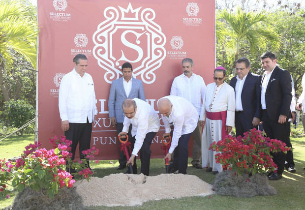 El presidente Danilo Medina participó este jueves en el primer palazo para la construcción del complejo hotelero Selectum Luxury Resort, en Playa Macao, con 500 nuevas habitaciones en su primera etapa.