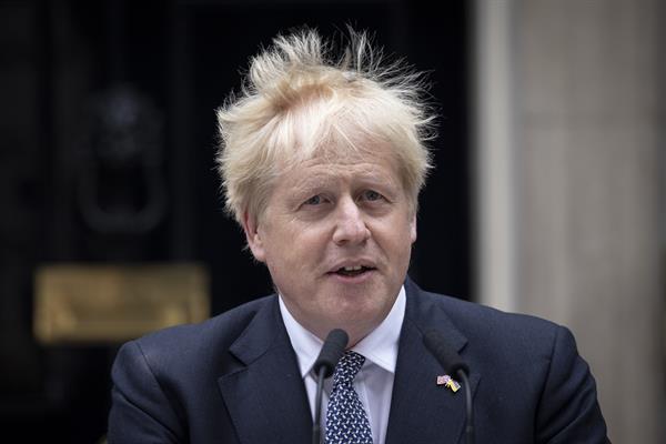 Boris Johnson cae forzado por los suyos