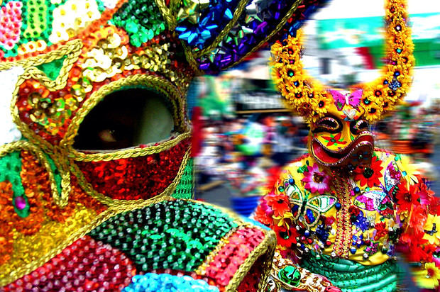 El carnaval dominicano se abrió paso en las calles a pesar de las lluvias.