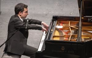 El pianista italiano Alberto Ferro, durante la semifinal del Concurso Internacional de Piano Premio 'Jaén' celebrada este jueves en el Nuevo Teatro Infanta Leonor.