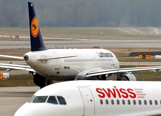 Un avión de la compañía Lufthansa junto a otro de la aerolínea Swiss International en el aeropuerto Kloten de Zurich, en una fotografía de archivo.