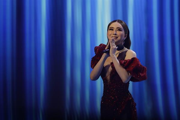 Anne Jakapong Jakrajutatip, propietaria de la multinacional tailandesa JKN Global Group, que organiza Miss Universe, ofrece un discurso durante la ceremonia de coronación de la nueva Miss Universe 2023 hoy, en San Salvador (El Salvador)