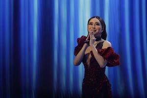 Anne Jakapong Jakrajutatip, propietaria de la multinacional tailandesa JKN Global Group, que organiza Miss Universe, ofrece un discurso durante la ceremonia de coronación de la nueva Miss Universe 2023 hoy, en San Salvador (El Salvador)