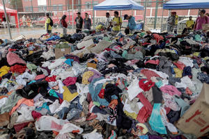 Centenas de ropas donadas por moradores son vistas en un centro de distribuición de donativos para las personas que en perdieron sus casas en la ciudad brasileña de Petrópolis.
