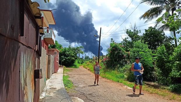 Fotografía de la columna de humo generada por el incendio en un depósito de combustible desde las zonas habitadas alrededor, hoy, en Matanzas, Cuba.