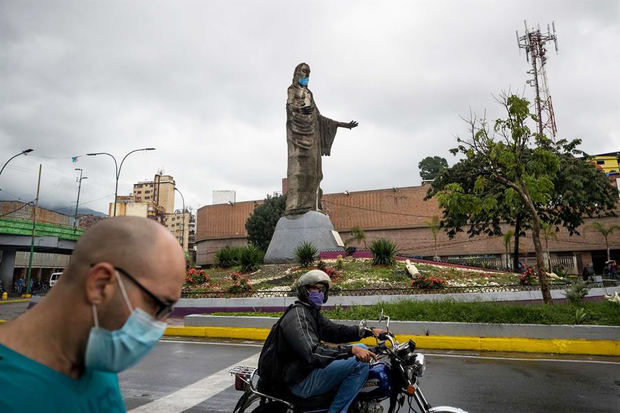 De nuevo, Caracas fue la región con más casos nuevos detectados (249) y subrayó que el virus circula en todas las parroquias de la capital. 