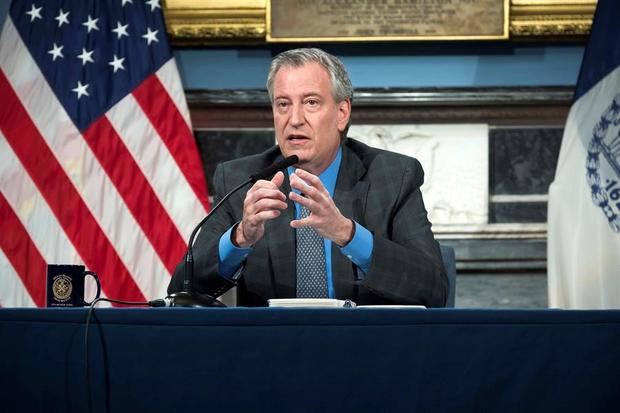 Fotografía cedida por la Alcaldía de Nueva York donde aparece su alcalde, Bill de Blasio, hablando durante una rueda de prensa sobre el coronavirus celebrada este viernes en Nueva York (EEUU).