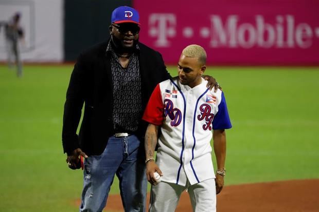 El cantante puertorriqueño Ozuna (d) y el exbeisbolista dominicano David Ortiz fueron registrados este miércoles, durante el lanzamiento de honor previo al partido entre los Toros del Este de República Dominicana y los Cangrejeros de Santurce de Puerto Rico por la Serie del Caribe 2020 de béisbol, en el Estadio Hiram Bithorn de San Juan, Puerto Rico. 