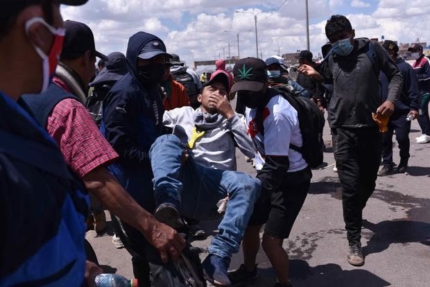 Un herido durante los enfrentamientos entre manifestantes y la policía fue registrado este lunes, 9 de enero, al ser trasladado para ser atendido, en Juliana, Perú.