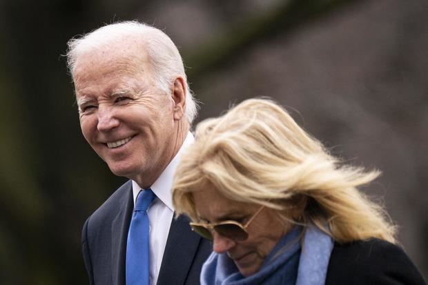El presidente de Estados Unidos, Joe Biden, y la primera dama Jill Biden caminan en el South Lawn de la Casa Blanca, en Washington, este 23 de enero de 2023.