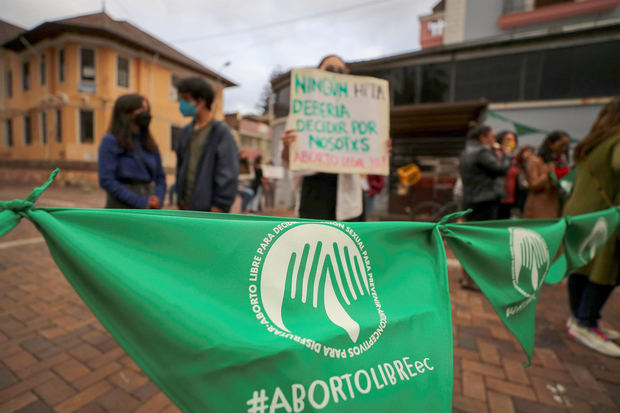 Decenas de mujeres ecuatorianas se congregan hoy en una vigilia para seguir el debate sobre una ley que despenaliza el aborto por violación, frente a la Asamblea Nacional (Parlamento), en Quito, Ecuador.