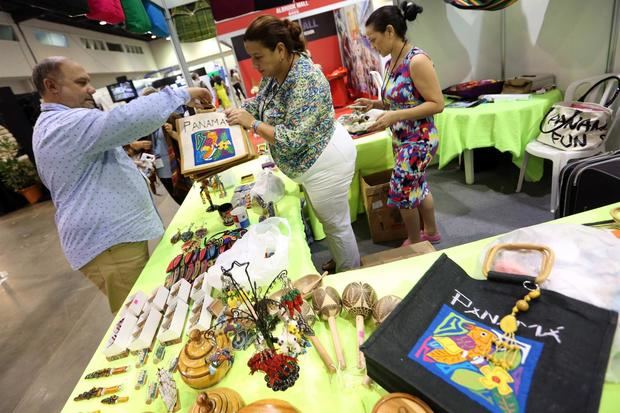 Fotografía de archivo en la que se registró a asistentes a la feria Expo Turismo Internacional 2017, en Ciudad de Panamá, Panamá.