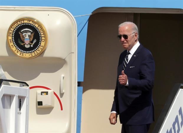 El presidente de EE.UU., Joe Biden, sale en el Air Force One durante una ceremonia de despedida en el aeropuerto Ben Gurion, en Lod, Israel.
