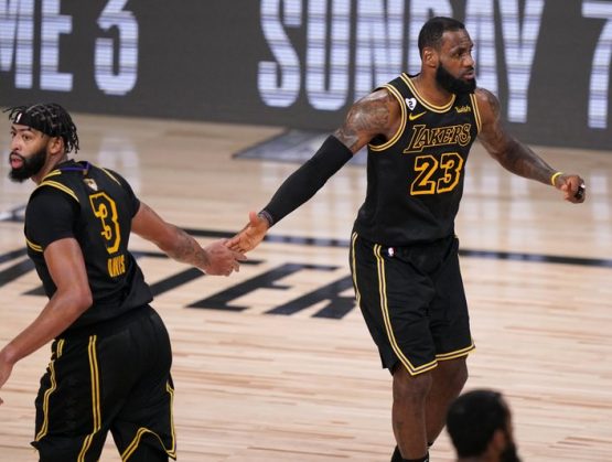 Lakers ganan segundo encuentro al Heat; se acercan al título.