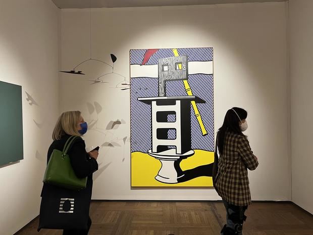 Personas caminan frente a la obra 'Figure with Banner' -'Figura con pancarta'- (1978) de Roy Lichtenstein, durante una presentación previa de la feria TEFAF, este 5 de mayo de 2022.