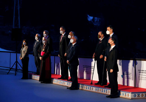 El rey Felipe VI (5i) y el presidente del Gobierno Pedro Sánchez (2d) posan con los demás líderes iberoamericanos para una foto de familia, en Soldeu, Andorra, en el marco de la XXVII Cumbre Iberoamericana.