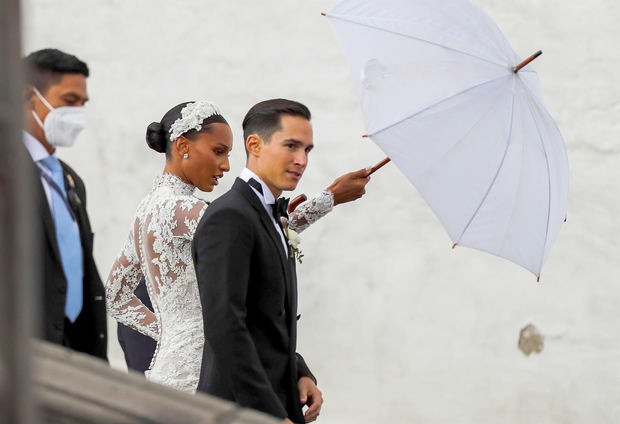 Jasmine Tookes con Juan David Borrero a la salida de la iglesia de San Francisco, en Quito, Ecuador.. 